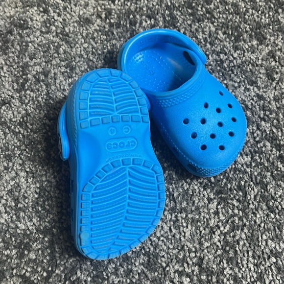 Size 4 baby crocs - Picture 2 of 2